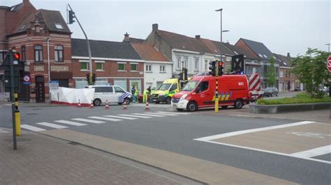 ongeval eeklo vandaag|Fietser (86) in levensgevaar na aanrijding met vrachtwagen in Eeklo